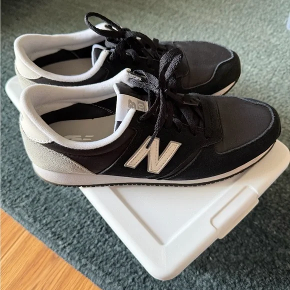 Pre-loved New Balance 420 Black and White Sneakers - Picture 1 of 7